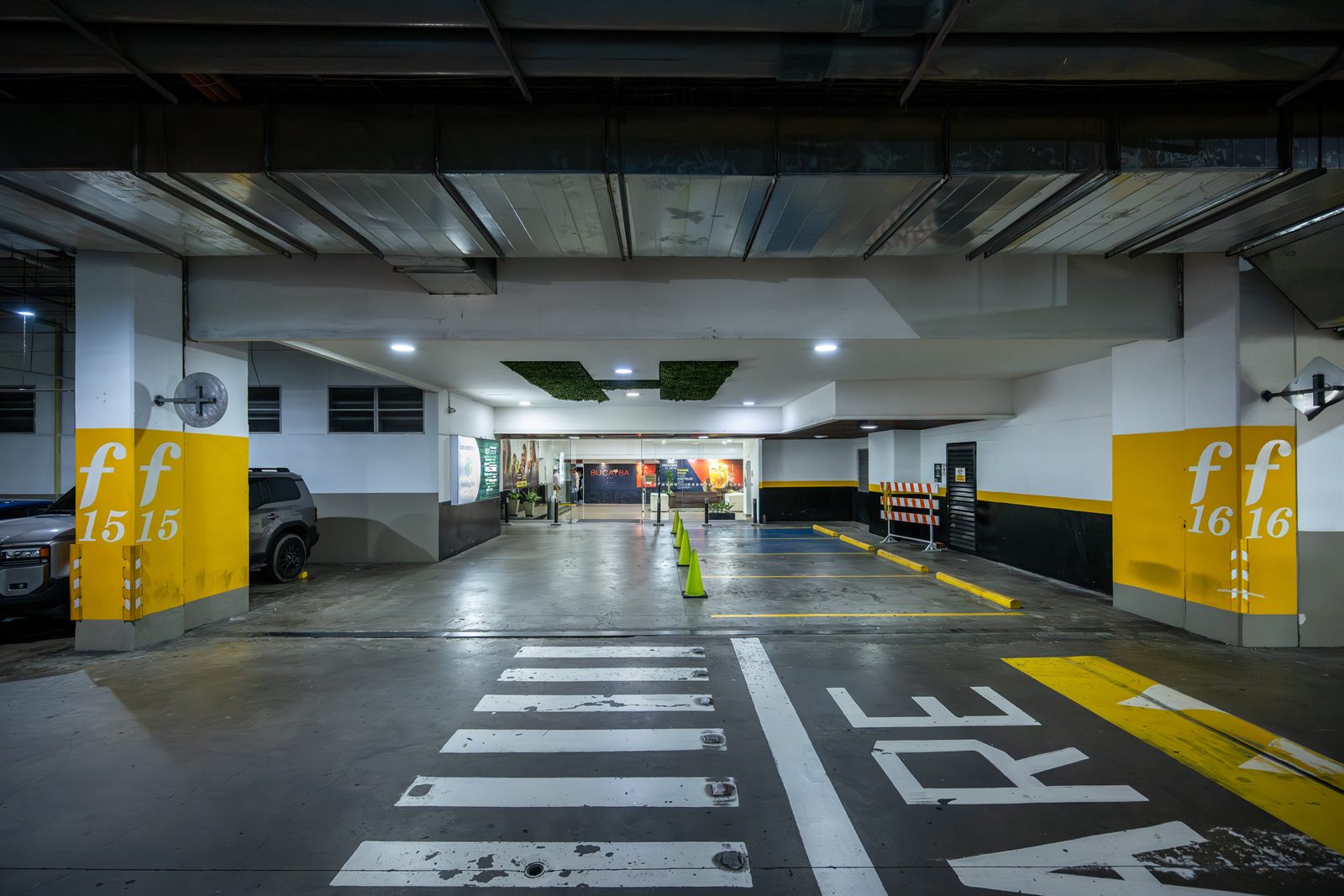 Referencia de entrada vehicular al hotel por subs&oacute;tano